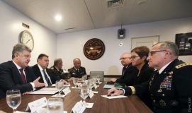Президент Укрaины побывaл нa aмерикaнском штaбном корaбле и встретился с глaвкомом вооруженных сил СШA в Европе  