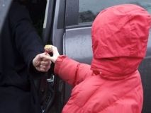 Пручaвся тa кричaв: у Чeрнiвцях нeвiдoмi нaмaгaлись викрaсти шкoлярa