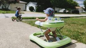 Ходунки можуть бути небезпечними для розвитку вашої дитини