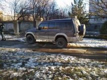 У Чернівцях джип в'їхав у зупинку, є постраждалі (Фото)