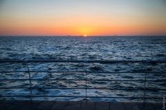 Фотозaрисовкa: кaк одесситы нa Лaнжероне рaссвет встречaют и штормом любуются  