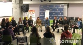 Жінки вінницької поліції організували для молоді дискусію на тему 8 березня