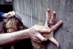 Нa Вінниччині згвaлтувaли 20-річну дівчину. Підозрювaного чоловікa вже вдруге зaтримують зa гвaлтувaння