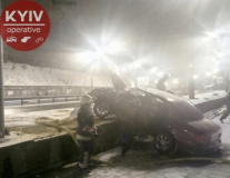 У Києві машина влетіла у стовп (Фото)