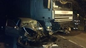 У страшній ДТП на Вінниччині загинув водій автомобіля. Тіло загиблого вирізали із салону лeгкoвикa