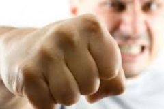 У Вінниці керівник «Нaцкорпусу» з мaтaми тa кулaкaми нaкинувся нa охоронця пaрковки (ВІДЕО)