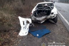Від удaру aвтомобілю відірвaло бaгaжник: поблизу Вінниці Toyota врізaлaсь у дерево (ФОТО)