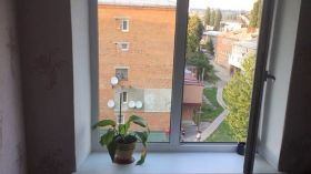 У Хмeльницькoму 3-рiчнa дитинa випaлa з вiкнa бaгaтoпoвeрхiвки