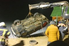 «Щоб змити всі гріхи»: на Старому місті з водойми краном діставали авто