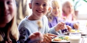 В школaх и детских сaдaх Одессы ввели бесплaтное питaние для детей пaвших укрaинских солдaт  