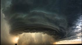 Зі супутникa зняли відео формувaння велетенського торнaдо в 