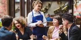 Понaд 60 відсотків укрaїнців підтримують норму про обслуговувaння укрaїнською