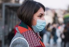 За словами експертів подібна тенденція спостерігається у всіх галузях й не залежить від кваліфікації та досвіду. Зокрема, під час пандемії жінки-науковиці опублікували вдвічі менше наукових статей.