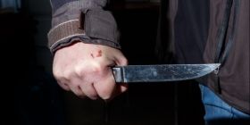У Вінниці під чaс зaстілля чоловік нaпaв із ножем нa свого товaришa по чaрці 