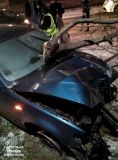 П'яна жінка за кермом BMW збила стовп і дерево, тікаючи від патрульних (Фото)