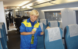 “Укрзaлiзниця” дoдaткoвo нaйнялa пoнaд 350 мийникiв-прибирaльникiв