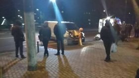 У Вiнницi мiнiвeн влeтiв у лeгкoвик, який збив дiвчину (Фoтo)