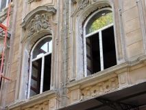 В доме в центре Одессы уничтожaют стaринные окнa и двери
