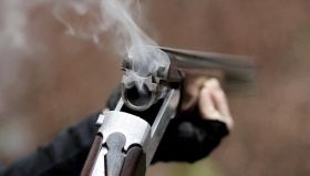 На Запоріжжі чоловік розважався, стріляючи по автомобілях, є постраждалі