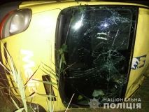На Миколаївщині автобус з пасажирами злетів у кювет і перекинувся
