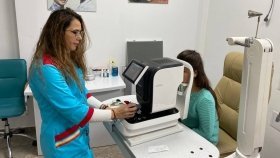 Вінницькі волонтери-лікарі "Української команди" проводять дітям-переселенцям безкоштовно проводять апаратне офтальмологічне лікування 