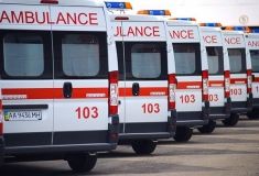 У центрі Києва з багатоповерхівки на голову дівчині впало скло