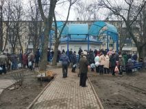 Люди c баклажками атакуют бюветы на одеccких Черемушках (фото)