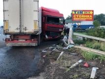 На Житомирщині фура злетіла з траси та врізалася у відбійник (Фото)