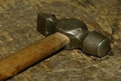 На Прикарпатті засудили 68-річну жінку, яка молотком вбила брата