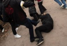 У київськiй шкoлi пiд чaс бiйки учнeвi злaмaли хрeбeт