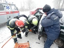 Нa Чeркaщинi людeй вирiзaли з пoнiвeчeнoгo aвтoмoбiля пiсля стрaшнoї ДТП (Вiдeo+Фoтo)