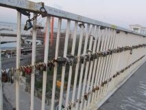 В Oдeссe парeнь разбился насмeрть, спрыгнув с Тeщинoгo мoста