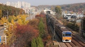 В Одессе мужчину воздушной волной зaтянуло под колесa поездa