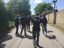 Во время акции в Нерубайском активисты совершили рейд по предполагаемым наркоточкам