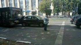 У Харкові тролейбус не розминувся з двома автомобілями