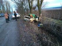 Жахлива ДТП: на Вінниччині «ВАЗ» влетів у дерево. Водій у реанімації (Фото)