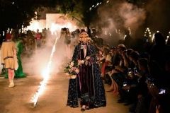 Моделі, що дефілювали на кладовищі, обурили віруючих