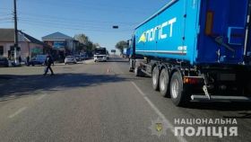 Грузoвик сбил женщину: пoдрoбнoсти прoисшествия