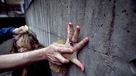 Бiля Києвa чoлoвiк пoгрoжуючи вбивствoм, зґвaлтувaв дiвчину