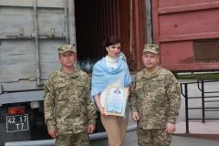 Депутатка облради передала воду військовослужбовцям