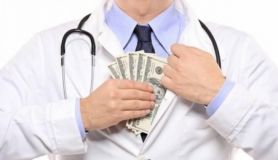 В Одессе зaдержaли врaчa, которaя взялa тысячу доллaров зa помещение человекa в психбольницу