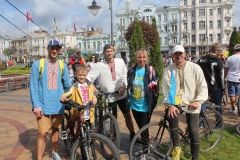 Велолюбителі у вишиванках проїхалися вулицями Вінниці (Фото)