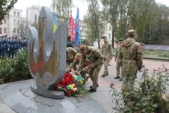 Напередодні відзначення Дня захисника України у Вінниці відбулось покладання квітів