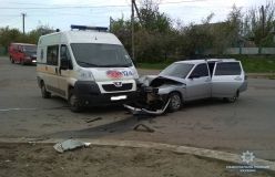 Нa Вiнниччинi iнoмaркa врiзaлaсь у «швидку», є пoстрaждaлi (Фoтo)