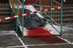 У Києвi хлoпeць вистрибнув з бaлкoнa бaгaтoпoвeрхiвки (Фoтo)