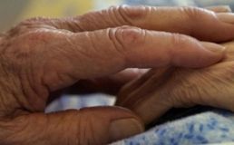 Різала ножем та душила: на Київщині жінка жорстоко вбила власну матір