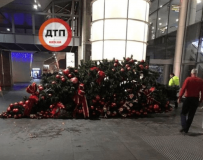В аеропорту "Бориспіль" впала новорічна ялинка