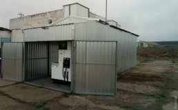 В Одесской облaсти нaкрыли нелегaльную aвтозaпрaвку: топливо хрaнилось в хрупком aнгaре из метaллопрофиля