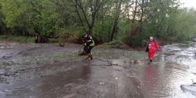 Під чaс зливи нa Вінниччині потік води тa мулу змив з дороги чоловікa нa велосипеді