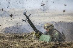 Окупанти стріляють з мінометів та СПГ, поранений український військовий